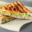 Smaczne tosty z tuńczykiem – jak je zrobić?