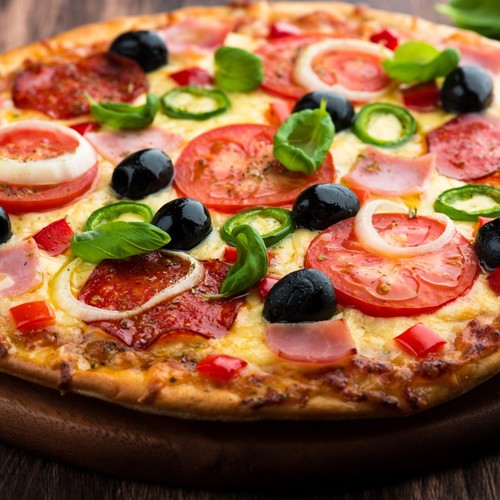 Jak przyrządzić szybką pizzę z salami i szynką?