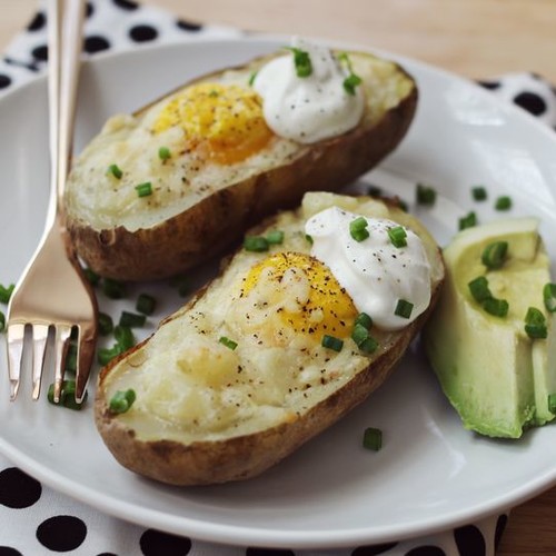 Smaczne jajka zapiekane w ziemniakach – jak je przyrządzić?