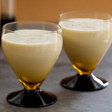 Jak przyrządzić likier jajeczny z rumem?