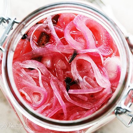 Jak przyrządzić marynowaną czerwoną cebulę?