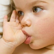 Właściwe sposoby na oduczenie malucha ssania kciuka