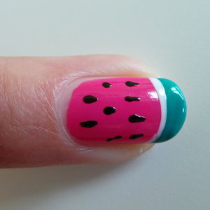 Biała kreska oraz czarne pestki