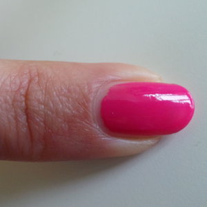 Pomaluj cały paznokieć na różowo