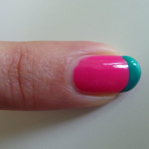 Pomaluj na zielono końcówkę paznokcia