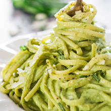 Oryginalne spaghetti z sosem z awokado