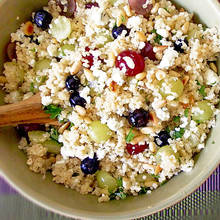 Jak przygotować sałatkę z komosy ryżowej z winogronami?