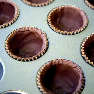 Nasmarowanie foremek czekoladą