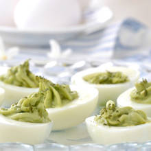 Smaczne jajka faszerowane awokado