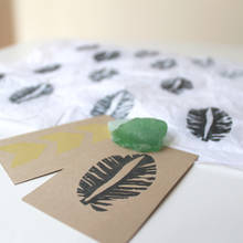 Prosty sposób na ozdobienie prezentu stemplami z ziemniaków