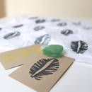 Prosty sposób na ozdobienie prezentu stemplami z ziemniaków