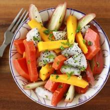 Pyszna sałatka owocowa z makaronem – jak ją zrobić?