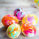 Jak zrobić ciekawe pisanki marmurkowe?