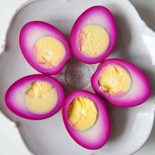 Smaczne jajka marynowane na wielkanocny stół