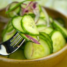 Jak zrobić smaczną i zdrową sałatkę ogórkową?