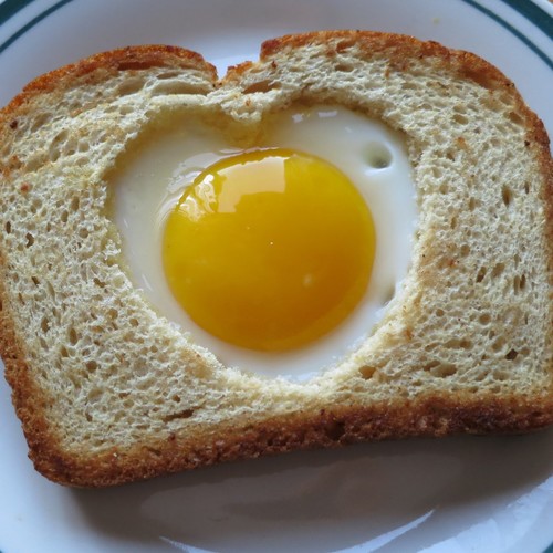 Jajko sadzone w chlebie – jak je przyrządzić?