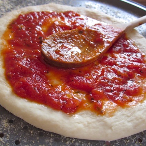 Dobry sos z koncentratu do każdej pizzy – jak go przygotować?
