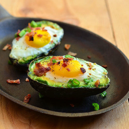 Jak przyrządzić smaczne jajka zapiekane w awokado?