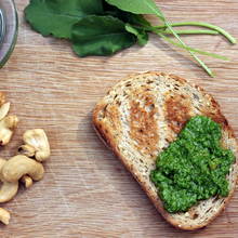 Oryginalne pesto z liści rzodkiewki – jak je przyrządzić?