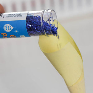 Lakier do paznokci z brokatem – krok 2