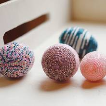 Ciekawy sposób ozdobienia pisanek koralikami