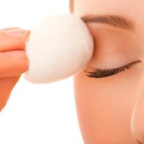 Stosowanie płynu do demakijażu