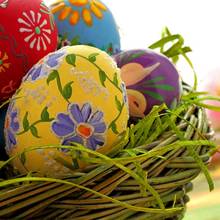 Jak ładnie ozdobić pisankę skrawkami papieru?