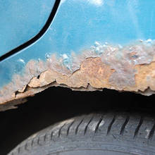 Jak pozbyć się rdzy z samochodu?