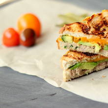 Jak zrobić dobrą kanapkę grillowaną z awokado i sera?