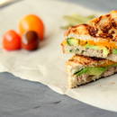 Jak zrobić dobrą kanapkę grillowaną z awokado i sera?