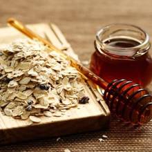 Jak przygotować peeling miodowo-owsiany do twarzy?