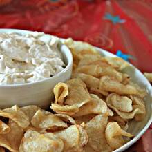 Jak przygotować chipsy z domowym dipem z cebuli?