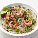 Jak zrobić oryginalną sałatkę z makaronu ryżowego i krewetek?