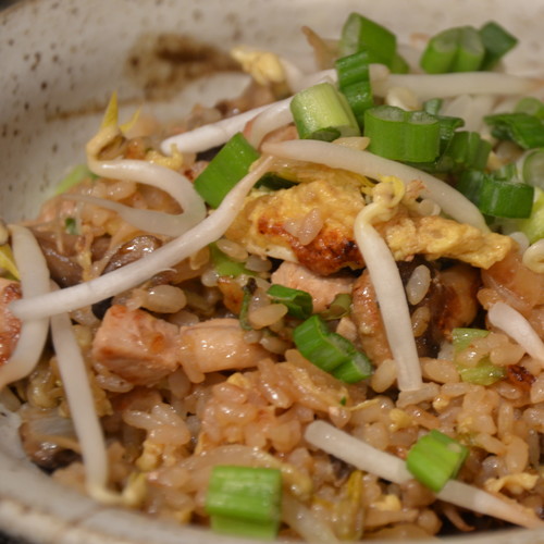 Jak przyrządzić ryż smażony z kiełkami oraz kurkumą?