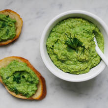 Jak przyrządzić groszkowo-miętową pastę śniadaniową?