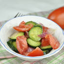 Jak zrobić wiosenną sałatkę z ogórka, pomidora i sałaty?