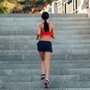 Trening cardio na schodach – ćwiczenie pierwsze