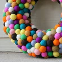 Jak wykonać dekoracyjne kulki filcowe?