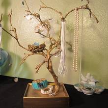 Jak wykonać ozdobne drzewko na biżuterię?