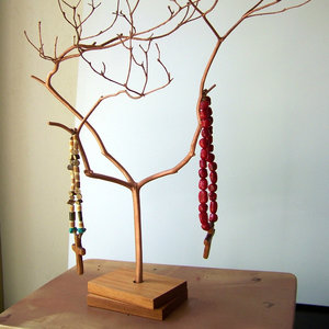 Przygotowanie drzewka na biżuterię – krok pierwszy