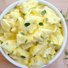 Jak przygotować sałatkę jajeczną z groszkiem, marchewką i pomidorem?