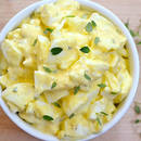 Jak przygotować sałatkę jajeczną z groszkiem, marchewką i pomidorem?