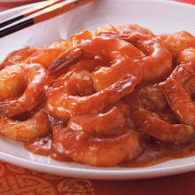 Jak przyrządzić egzotyczne krewetki w sosie pomidorowym?