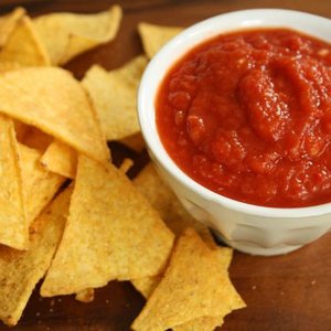 Dip z pomidorów i ziół