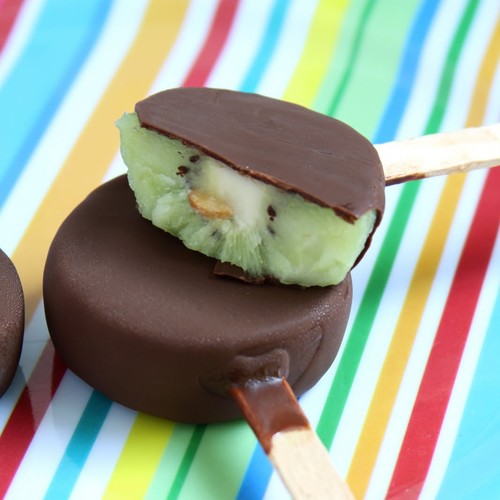Oryginalny deser na patyku – kiwi w czekoladzie