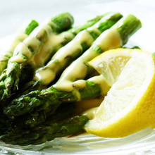 Jak przyrządzić grillowane szparagi z sosem holenderskim?