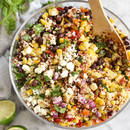 Jak przyrządzić smaczną sałatkę z komosy ryżowej, kukurydzy i mięty?