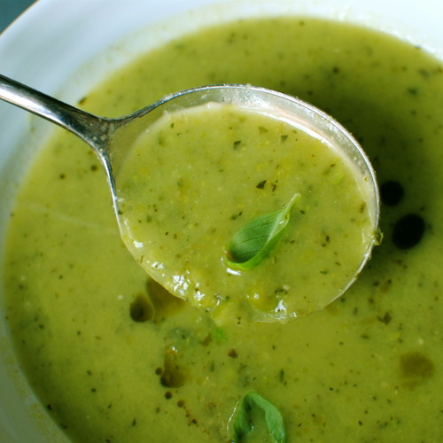 Prosty sposób przygotowania zupy-kremu z groszku i mięty