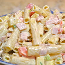 Jak przygotować sałatkę z żółtym serem i szynką?