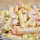 Jak przygotować sałatkę z żółtym serem i szynką?